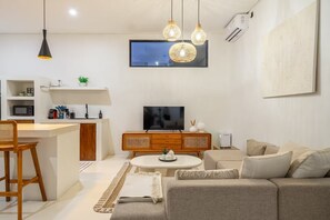 Vila família, 3 quartos, piscina particular | Área de estar | Smart TV 47 polegadas com canais digitais