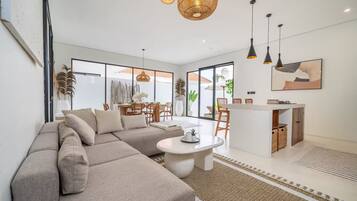Family Villa, 3 Bedrooms, Private Pool | Ruang tamu | 47 inci sebuah televisyen pintar dengan digital