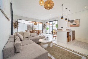 Family Villa, 3 Bedrooms, Private Pool | Ruang tamu | 47 inci sebuah televisyen pintar dengan digital 