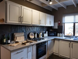 Private kitchen - Enjoy stylish accommodation, breathtaking wildlife encounters. (Hoedspruit)