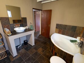 Bathroom - Enjoy stylish accommodation, breathtaking wildlife encounters. (Hoedspruit)