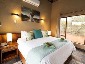 Room - Enjoy stylish accommodation, breathtaking wildlife encounters. (Hoedspruit)