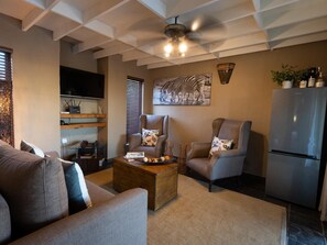 Living area - Enjoy stylish accommodation, breathtaking wildlife encounters. (Hoedspruit)