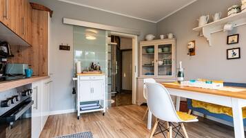 Fridge, oven, stovetop, dishwasher
