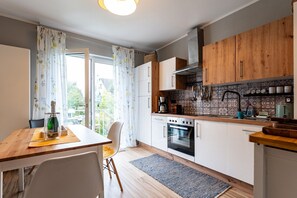 Jääkaappi, uuni, liesi, astianpesukone