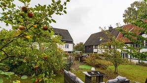 Un quartier résidentiel avec des maisons, un jardin et du mobilier d’extérieur.