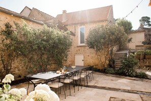 Outdoor dining - Vrbo Property (Rochefort-en-Yvelines)