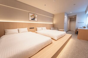 Habitación de hotel con dos camas, un escritorio, una silla y una obra de arte en la pared.