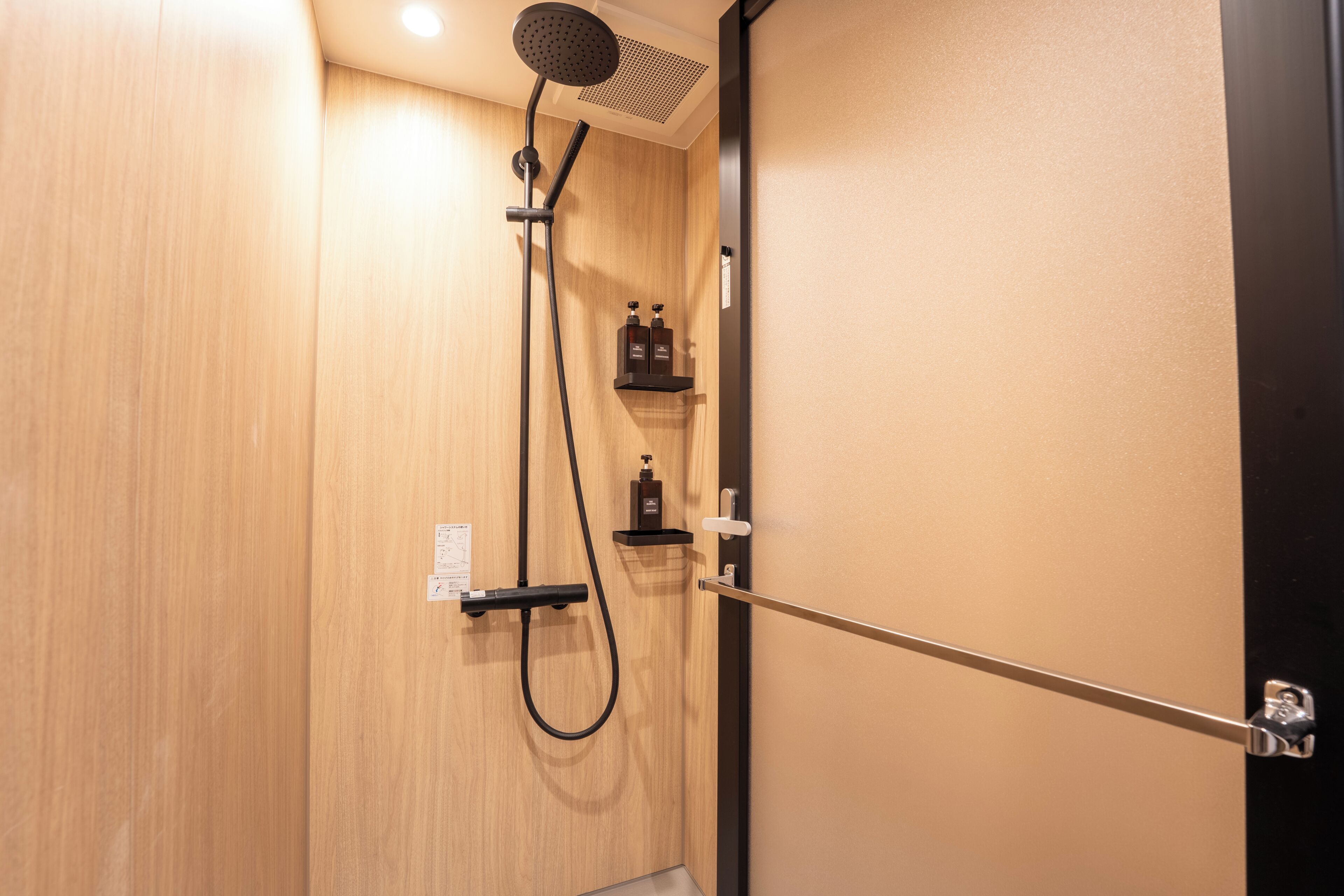 シャワー、ヘアドライヤー、シャンプー、トイレットペーパー