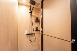 Shower, pengering rambut, sampo, dan tisu toilet