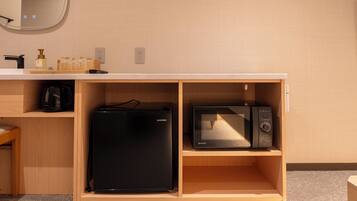 Twin Room | Desk, free WiFi, bed sheets