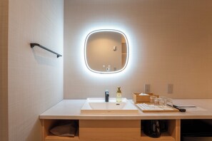 Habitación con 2 camas individuales | Baño | Regadera, secadora de cabello, shampoo, papel de baño 