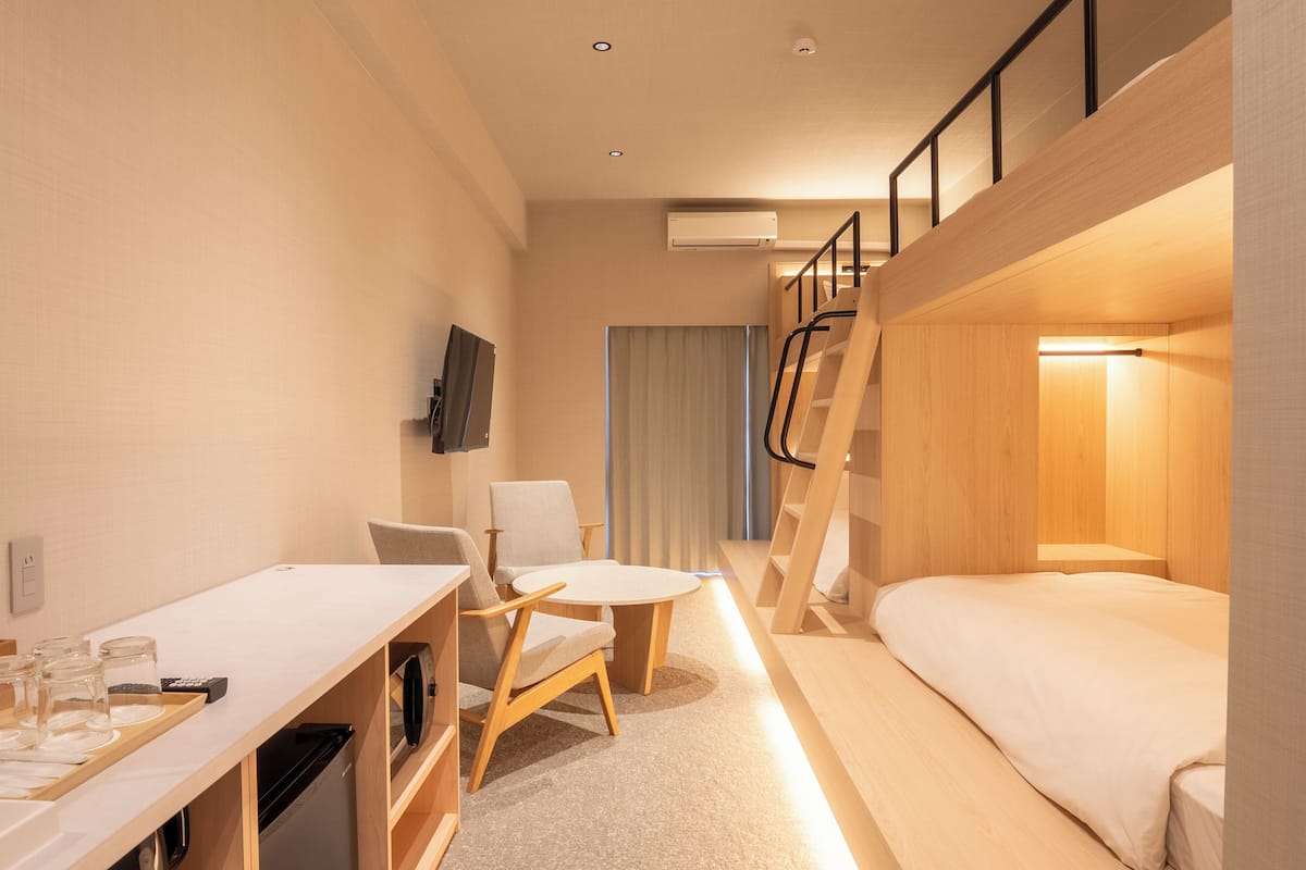 Escritorio, wifi gratis y ropa de cama 