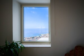 Una ventana con vistas a la ciudad costera.