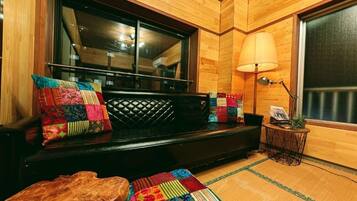 Economy Shared Dormitory, Mountain View | Living area