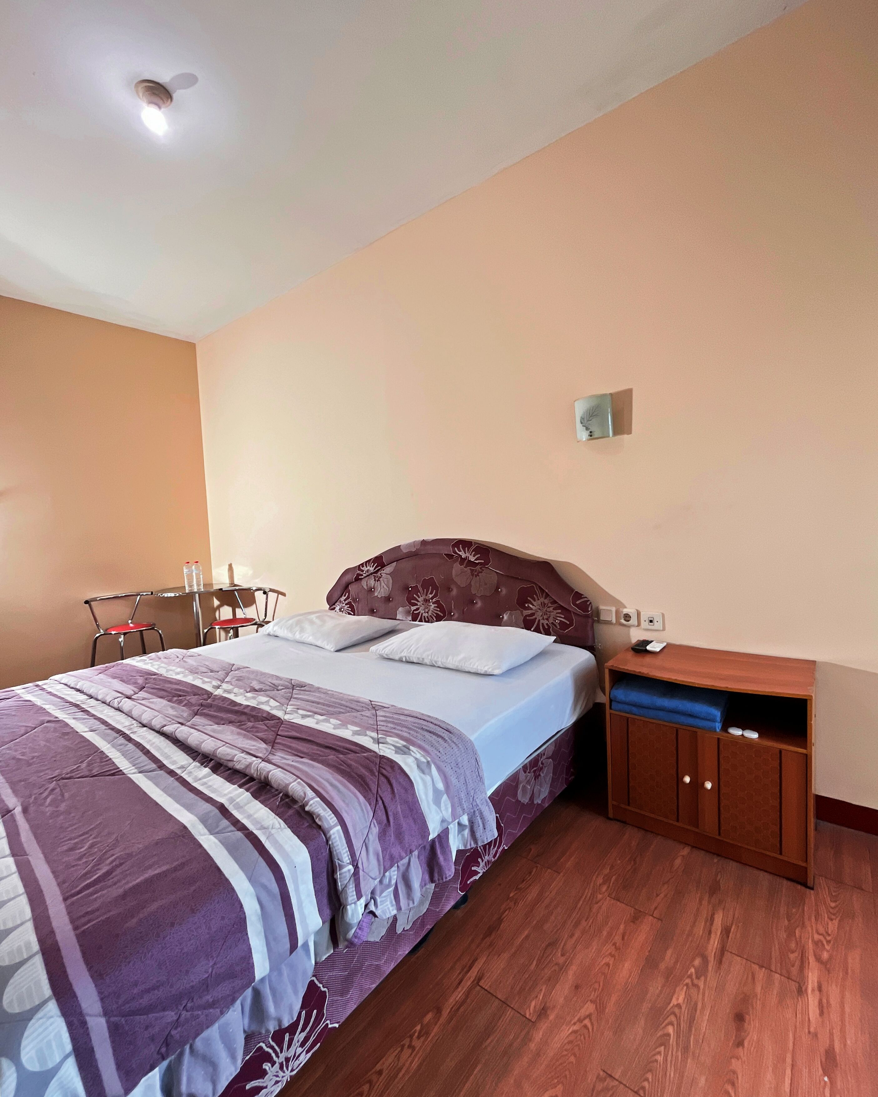 Habitación Deluxe | Escritorio, camas supletorias, wifi gratis y ropa de cama