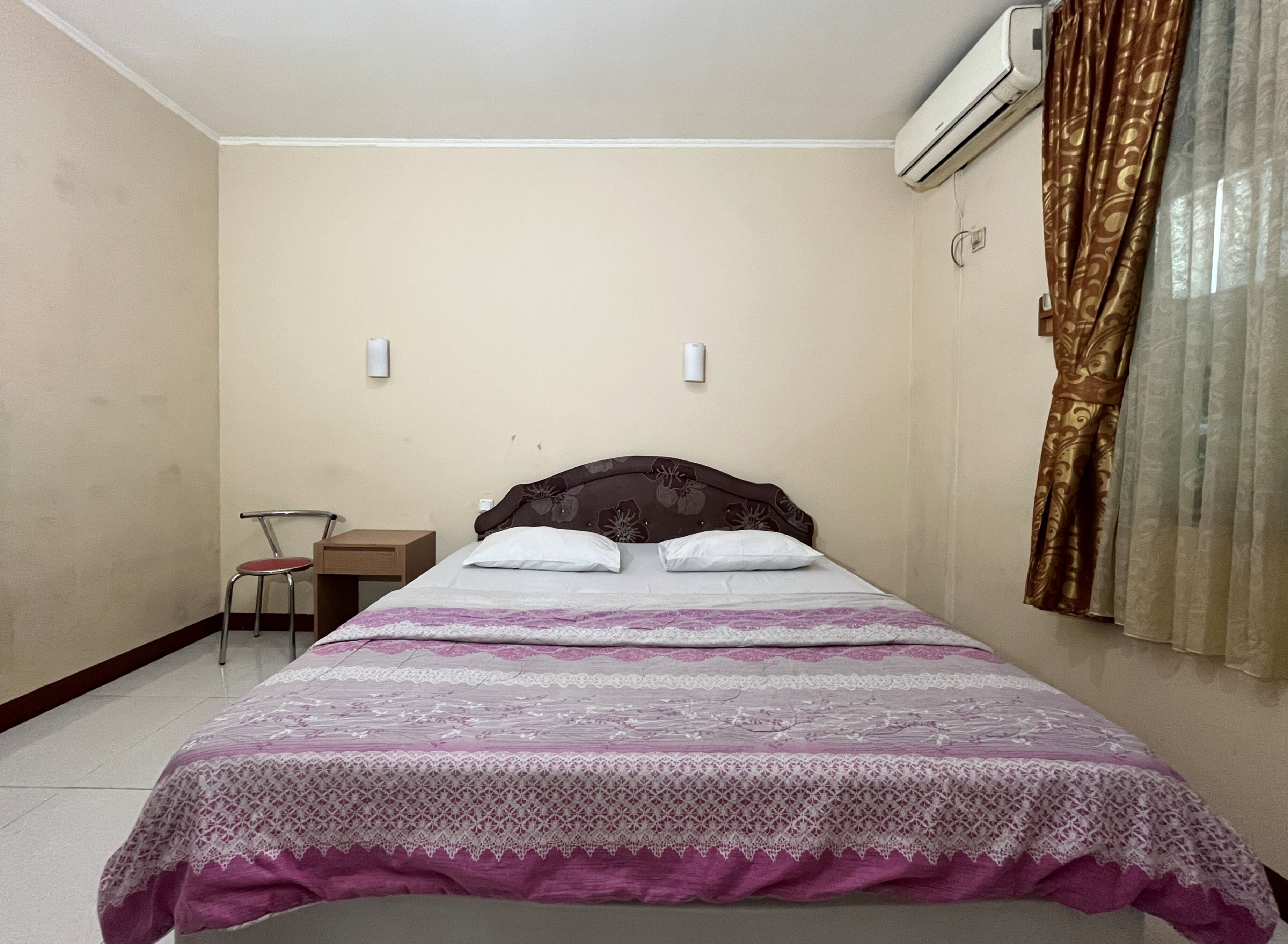Standard Room, 1 Queen Bed | Desk, rollaway beds, free WiFi, bed sheets