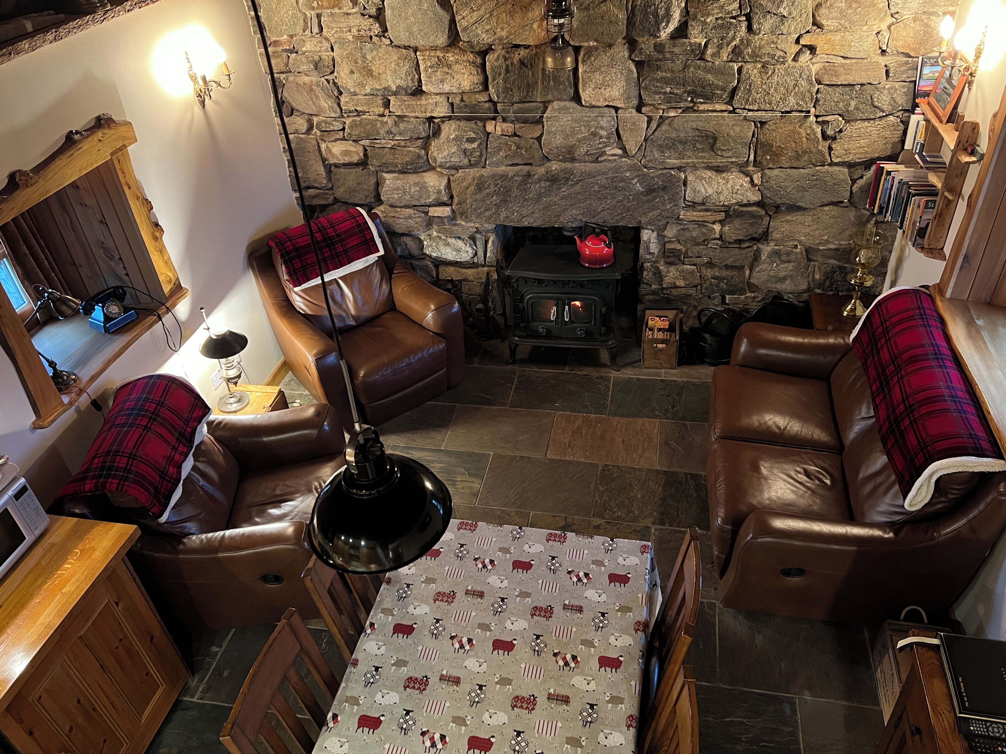 5 Star Traditional Hebridean Thatched Cottage  Isle Of South Uist Awaits You - South Uist