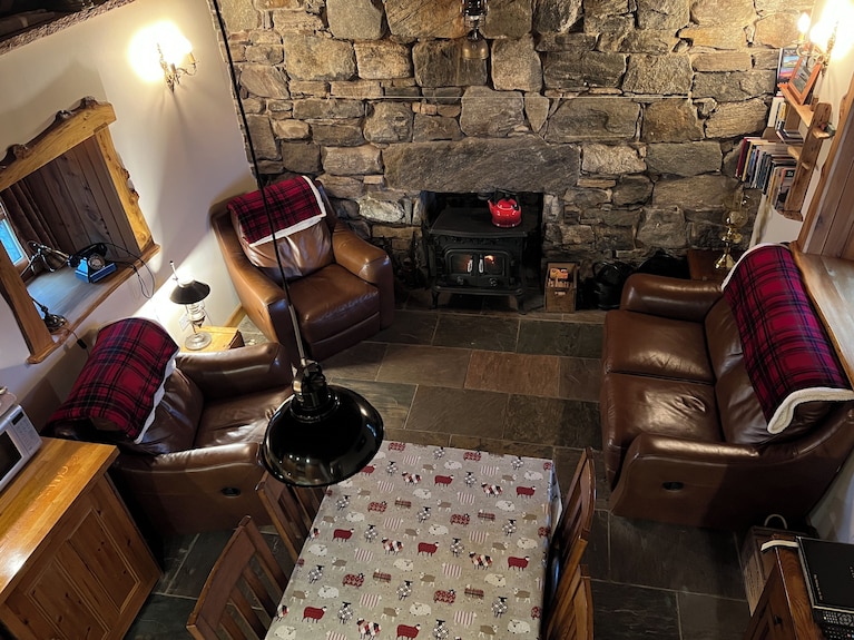 5 Star Traditional Hebridean Thatched Cottage Isle Of South Uist Awaits You - South Uist