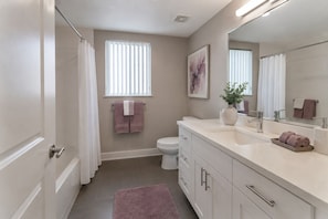 Bathroom - Cozy 1BR Downtown Toronto Suite with Extra Living Space! (Toronto)