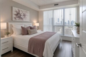 Room - Cozy 1BR Downtown Toronto Suite with Extra Living Space! (Toronto)