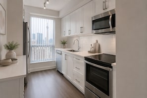 Private kitchen - Cozy 1BR Downtown Toronto Suite with Extra Living Space! (Toronto)