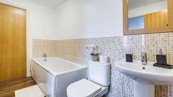 Apartment, 2 Bedrooms, Accessible, Balcony | Bathroom