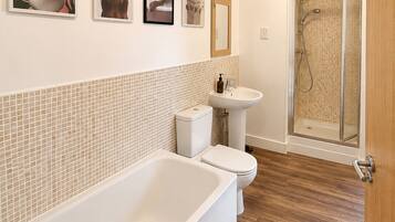Apartment, 2 Bedrooms, Accessible, Balcony | Bathroom