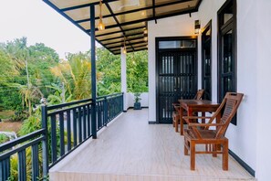 Outdoor dining - Charming 3-bedroom house with AC in peaceful Dikwella (Dikwella)