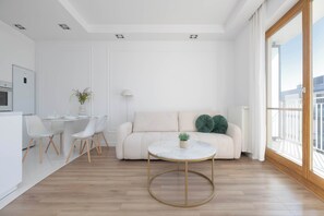 Living area - Stylish Apartment with Parking | Balcony | Wilanów Palace (Warszawa)