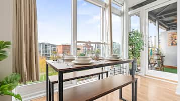 Apartment, 2 Schlafzimmer, barrierefrei, Balkon | Speisen
