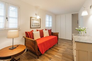 2 habitaciones, tabla de planchar con plancha y ropa de cama 