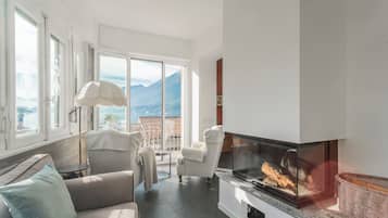 Vila (2 Bedrooms) | Área de estar | TV 32 polegadas com canais a cabo