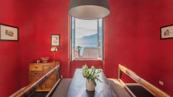 Villa (2 Bedrooms) | Área de sala de estar | Televisión de 32 pulgadas con canales por cable