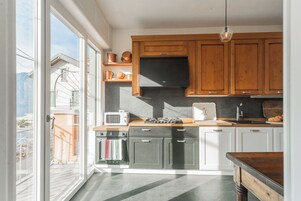 Microondas, horno, cafetera expreso, silla alta para bebés