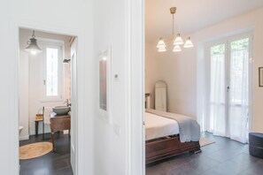 2 habitaciones, tabla de planchar con plancha y ropa de cama 