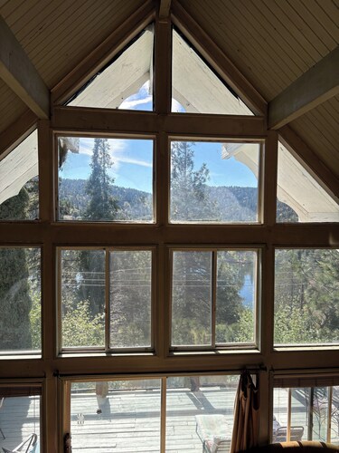 Spacious 5-bedroom chalet in gorgeous Crestline with AC
