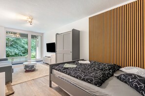 Tabla de planchar con plancha, wifi y ropa de cama 