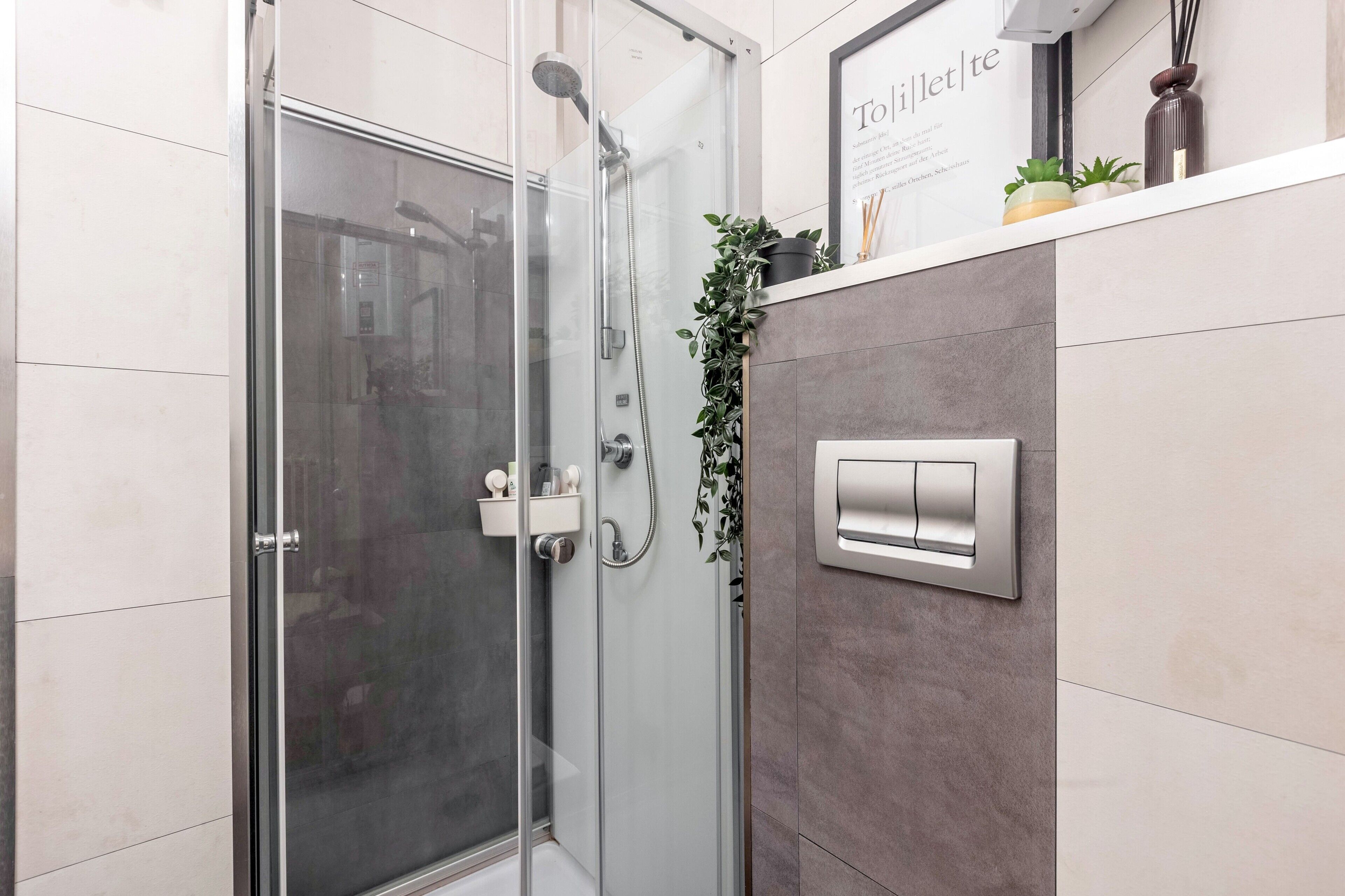 Douche, sèche-cheveux, serviettes fournies