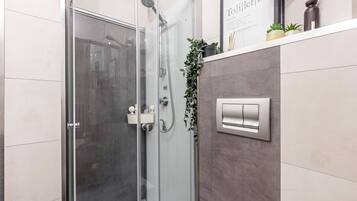Douche, sèche-cheveux, serviettes fournies