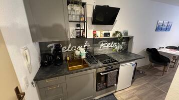 Kühlschrank, Ofen, Herdplatte, Wasserkocher mit Kaffee-/Teezubehör