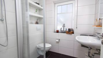 Een douche, een haardroger, handdoeken