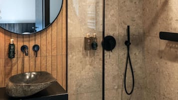 Standard Double Room, Garden View | Bathroom
