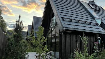 Chalet, vista al jardín | Caja de seguridad en la habitación y tabla de planchar con plancha