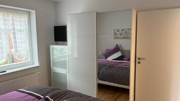 2 bedrooms, iron/ironing board, WiFi