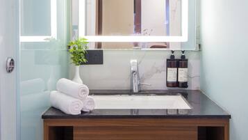 Deluxe Apartment | Bathroom
