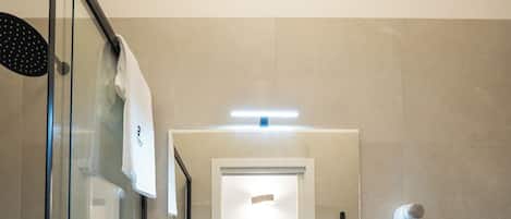 Departamento familiar | Baño | Regadera, secadora de cabello, pantuflas, toallas