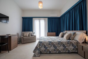 Une chambre à coucher avec un lit, un bureau, une chaise et un téléviseur.