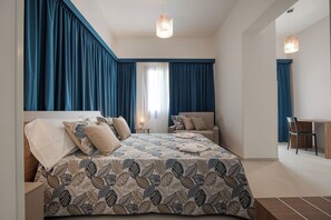 Quarto casal conforto | Cofres nos quartos, escrivaninha, espaço de trabalho para notebook