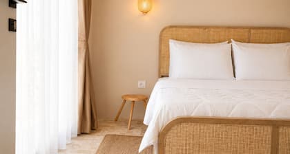 Luxury 1-bedroom bungalow -East Village Oliva 0208